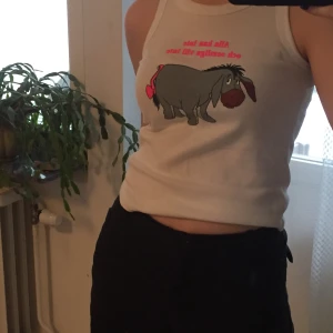 linne - världens gulligaste linne med ior på 🥰🥰 storlek ”XS/S” men den passar liten M om man vill ha den lite tajtare på bilden :) köpt i en liten butik i örebro! hör av er vid frågor 💓 högsta bud: 105kr(avslutas ons 13/1 20:00)