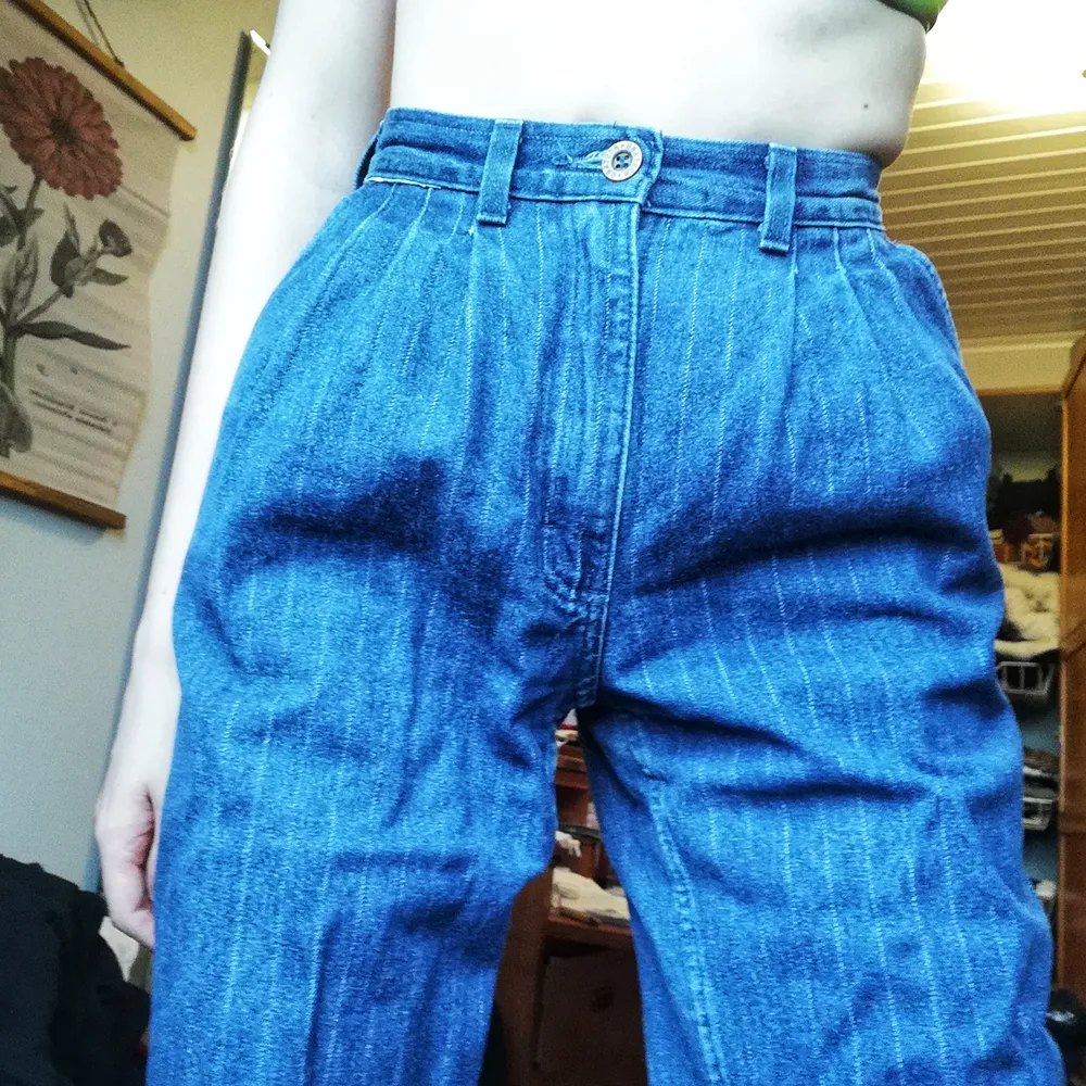 Vintage jeans med vita kritsträck I den prefekt mörkblå färgen. Midjemått: 27 inches. Längd: 32. Taperd legs. Bara att skriva om du undrar någon annat. Om fler är intresserad blir det budgivning. . Jeans & Byxor.