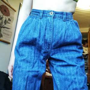 Vintage jeans med vita kritsträck I den prefekt mörkblå färgen. Midjemått: 27 inches. Längd: 32. Taperd legs. Bara att skriva om du undrar någon annat. Om fler är intresserad blir det budgivning. 