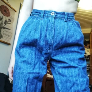 Vintage jeans  - Vintage jeans med vita kritsträck I den prefekt mörkblå färgen. Midjemått: 27 inches. Längd: 32. Taperd legs. Bara att skriva om du undrar någon annat. Om fler är intresserad blir det budgivning. 