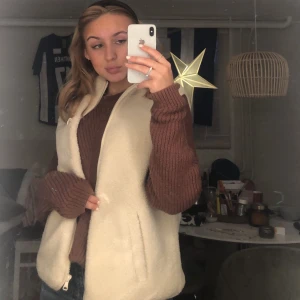Teddyväst - Skit snygg och väldigt trendig beige Teddyväst alldrig använd. Köpt för ungefär ett halvår sen på Lindex. Skriv för fler bilder och priset kan diskuteras 🤩🥰✨