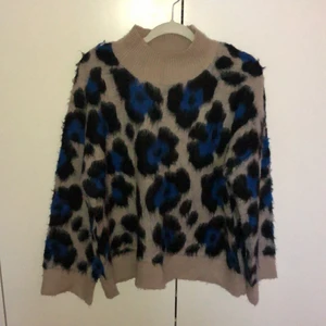 Stickad tröja - Jättefin stickad tröja med blom-mönster. Något oversize för mig som är storlek S-M men ganska liten i storleken. Fint skick. Kan mötas upp i Göteborg eller så står köparen för halva fraktkostnaden 🌟