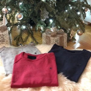 Herr tröjor i nyskick - Herr tröjor i nyskick 🎁 •Storlek S på alla (passar även M) •Använda endast 1 gång, är som nya •Paketpris: 150 kr 🧺Tvättade efter användning 🚫Djurfritt och rökfritt hem 📍Kan mötes upp i Mölnlycke 📬Kan skickas mot fraktkostnad