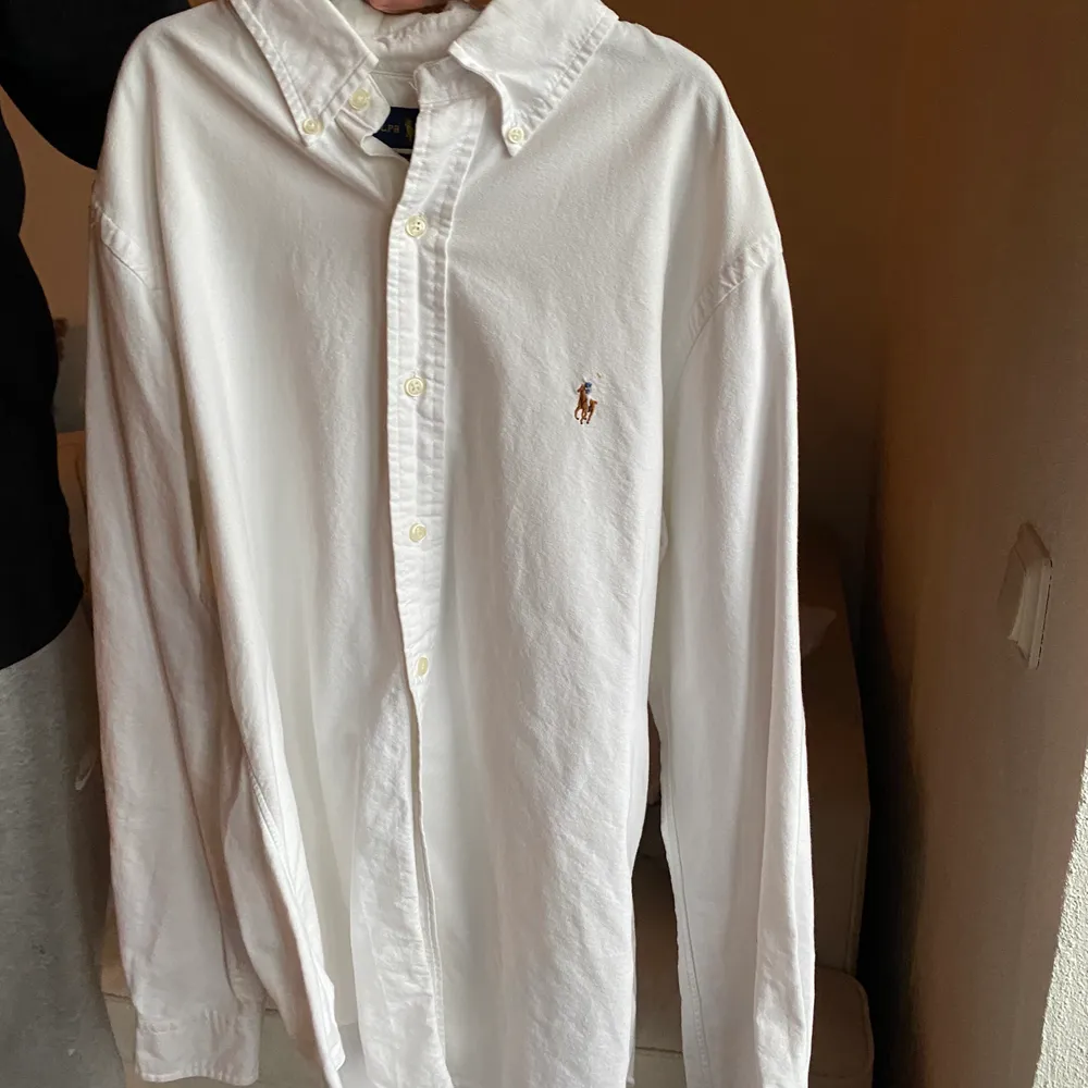 Som ny! Fräsch vit skjorta från Ralph lauren. Min killes gamla som nu säljs för att den är förliten. Använd en gång. Nypris: runt 1000kr. Fin present till en bror eller partner🤍🤍🤍✨✨✨ köparen står för frakten. . Skjortor.