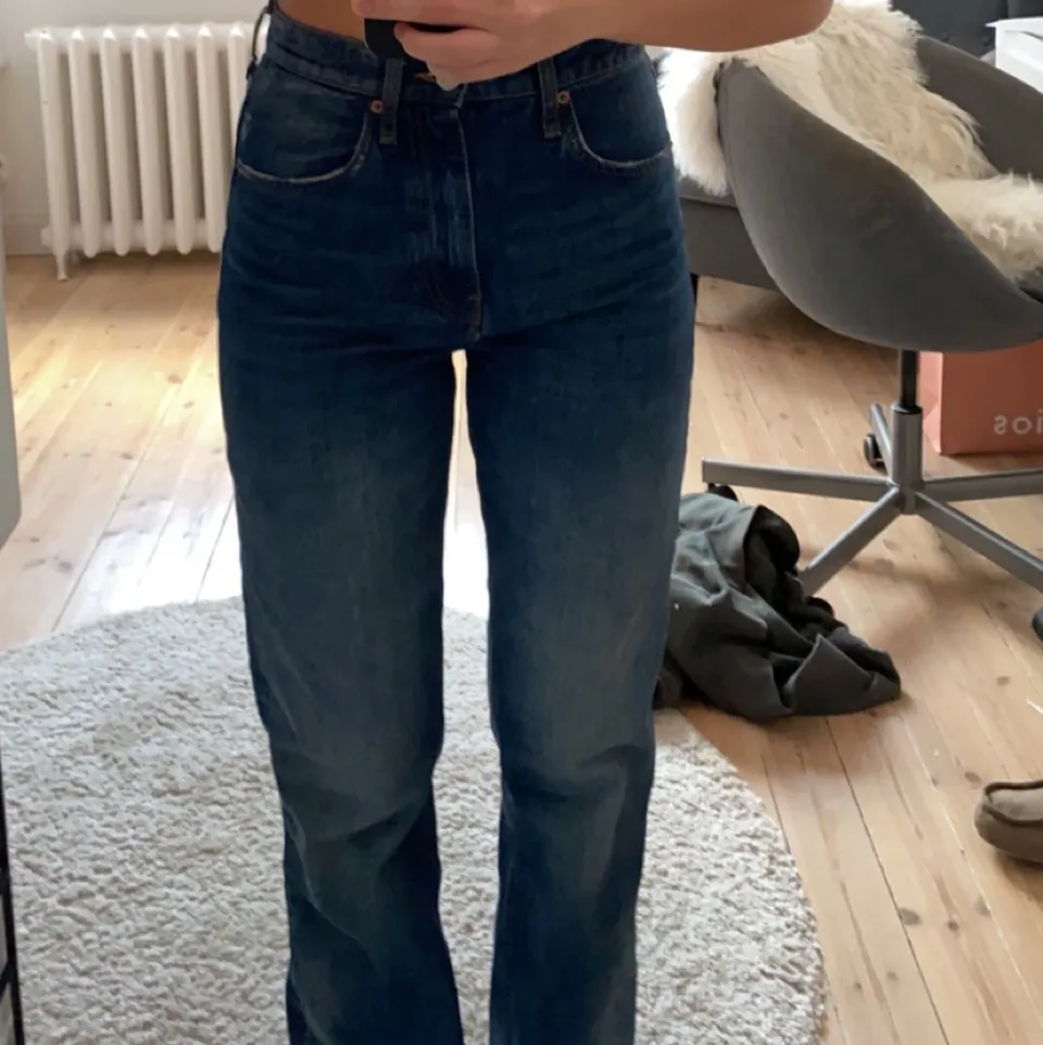 Snygga blåa jeans från Zara i storlek 36, de är lite utsvängda där nere och tror modellen heter vintage bootcut! Helt oanvända, köpare betalar frakt. Jeans & Byxor.