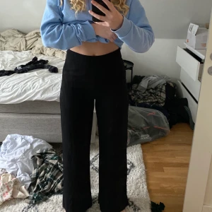 Kostymbyxor  - Svarta fina kostymbyxor som jag bara använt en gång för tycker inte dem sitter så som jag vill vid midjan och har köpt nya. Har dragkedja och knapp vid sidan. 😇🥰💘. Tröjan på bilderna säljer jag med så in på min profil så hittar ni den där. ❤️✨