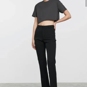 Svarta kostymbyxor - Säljer liknande kostymbyxor som på bilden från Gina tricot eftersom dem är för korta på mig (är 172cm). Bra skick då dem nästan aldrig använts 🧚🏻🧚🏻