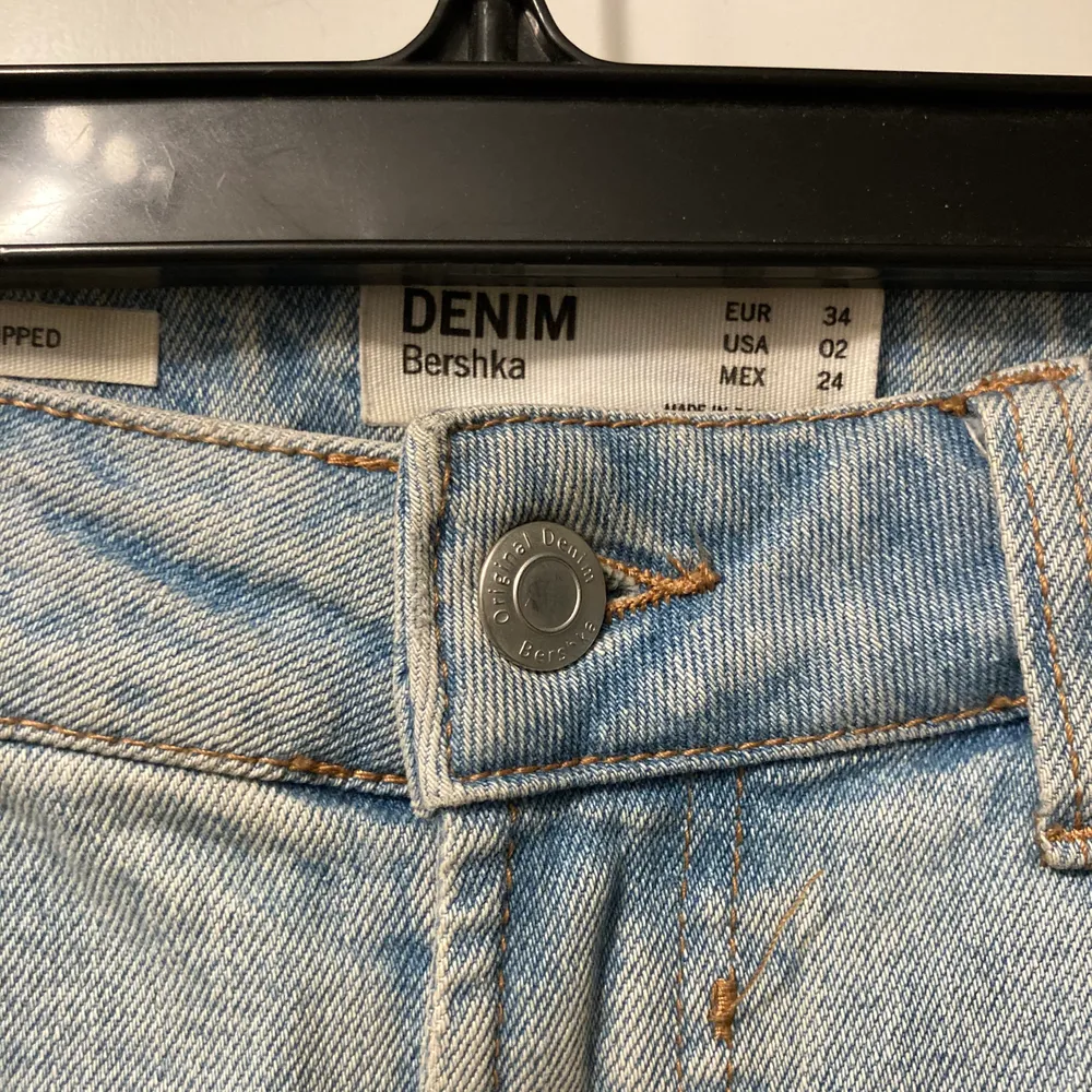 Jeans från bershka, använda ca 2-3ggr och säljer dom därför att de inte kommer till användning. Köparen står för frakten. Jeans & Byxor.