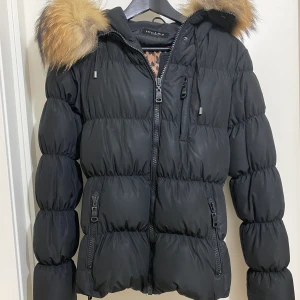 Svart hollies jacka. - Säljer min hollies vinterjacka som jag använde endast en vinter. Den är i jättebra skick och kan skicka fler bilder om så önskas. Den är i storlekt S och säljs för 499kr.