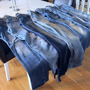 3för2 Jeans i olika storlekar & olika passform - 3 för 2!💕 Jeans i olika passformar i fint skick. Storlek: Olika Storlekar Direkt pris: 10-100kr, Skriv buden till mig privat eller kommentera på bilden! Buda med minst 5kr varje gång ✨(Alla bud är välkomna) Köpare står för frakten (Du bestämmer vilket paket så länge det uppfyller vikt och storleks kraven)