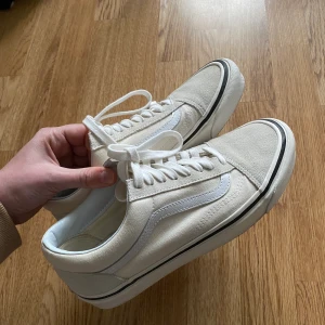Vans Old Skool  - Säljer ett par Creme-vita Old Skool i strl. 40! De är använda ytterst få gånger då de är förstora för mig, därav märkena inuti då dom använts med iläggssulor  🙈 Frakr tillkommer på 60kr 💗