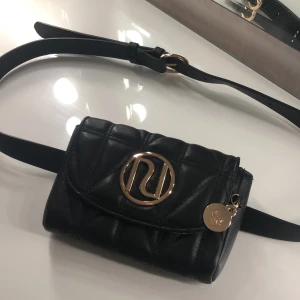 Väska- bumbag  - Bum Bag från River Island-använd en gång på festival. Frakt tillkommer på 48kr. Vill du ha ditt paket spårbart kostar frakten 51kr, då är det bara att kontakta mig angående det.👍🏼 Tar swish☺️