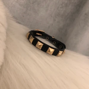 Valentino liknande armband - Jättefint valentino liknande armband, säljer då de inte kommer till användning💕 frakt ingår💓🌸