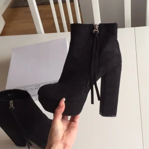  - Skitsnygga klackar från Nelly med små små nitar där bak. Köptes för 499, säljer pga att dom är för höga för mig att gå i. Använda en gång! 
Liten fläck på vänstra skon som man kan se på bild nummer två, no biggie! ☺️