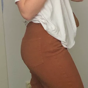 Rostbruna jeans - Rostbruna jeans i lite utsvängande model, jag är 165 och de slutar precis vid anklarna. De är i nyskick och använda 1 gång, säljer då de aldrig kommer till användning. Nypris var 399, köparen står för frakt. (Öppen för att diskutera pris)
