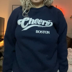 Vintage tröja - Vintage mörkblå tröja med texten ”Cheers”. Asgo!