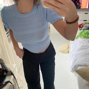 Omsydd zara topp - Säljer denna blåa tshirt som jag själv sytt om till en tshirt, stygnet är lite snett under armen men syns ej så mycket. Skriv vid intresse! Frakt tillkommer🦋