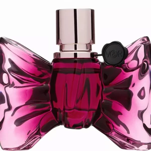 Viktor & Rolf Bonbon -  Viktor & Rolf Bonbon Eau de Parfum. Kvinnan som bär Bonbon bär en parfym samtidigt som hon skapar sin egen historia.