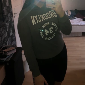 Hoodie - Säljer denna då den aldrig kommer till användning längre! I bra men använt skick. Storlek M men passar mig som har L. Köparen står för frakten OBS finns billigare frakt men paketet är isåfall inte spårbart!