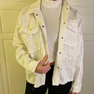 Jacka - Jättefin vit jeansjacka i storlek S men passar även XS och M! Ljuset får den att se lite gul ut men den är hel vit! Jackan är från Zara. 150kr+frakt!
