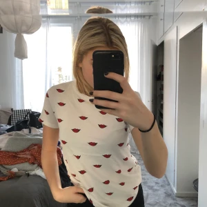 T-shirt - Snygg t shirt från stradivarius med tryck, använd några gånger men i bra skick, köparen står för frakt, står ej för postnords slarv🤎