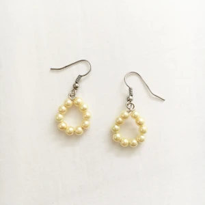 Örhängen - Handgjorda överhängen med gula pärlor💕