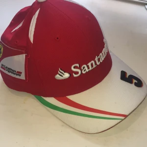 Santander keps - Denna är aldrig använd. Hör av dig för fler bilder:)