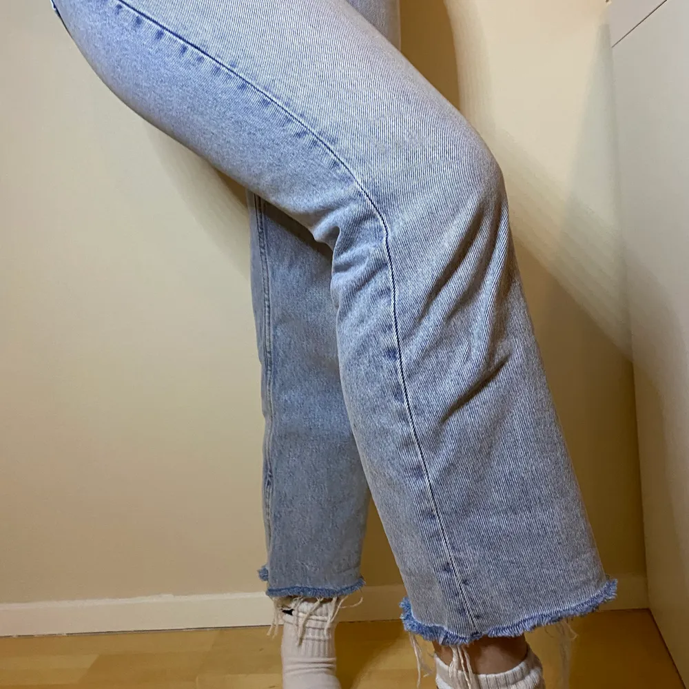 80kr inklusive FRAKT!!!💙                       Extremt snygga jeans med en otroligt charmig passform. Superfint skick. Slitningar längst ner och en lite kortare modell i benen vilket skulle passa en kortare person som söker jeans i ”rätt” längd. Säljer pga fel storlek. Jeans & Byxor.