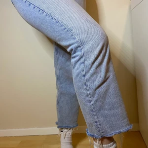 Jeans Zara, högmidjade, stl 38 - 80kr inklusive FRAKT!!!💙                       Extremt snygga jeans med en otroligt charmig passform. Superfint skick. Slitningar längst ner och en lite kortare modell i benen vilket skulle passa en kortare person som söker jeans i ”rätt” längd. Säljer pga fel storlek