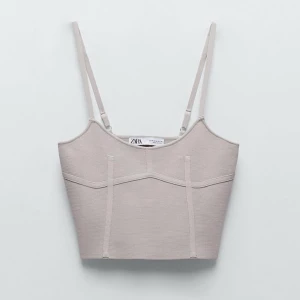 Pärlgrå Topp - Supersöt stickad pärlgrå topp från Zara, helt oanvänd med prislapp kvar!✨✨