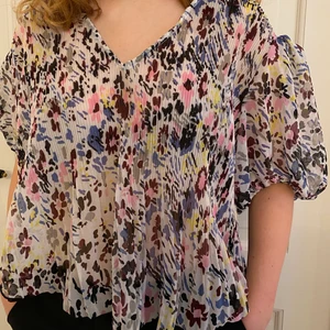 Ganni mönstrad topp - Size 28. Modell på bilden 163cm. Nypris 1049kr. Frakt tillkommer 