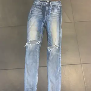 Säljer mina favvo jeans från hollister med som är i storlek 25 i midjan, supersnygga med slitningar på benet & nere vid ankeln. 120kr + frakt💕