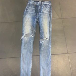 Hollister jeans - Säljer mina favvo jeans från hollister med som är i storlek 25 i midjan, supersnygga med slitningar på benet & nere vid ankeln. 120kr + frakt💕