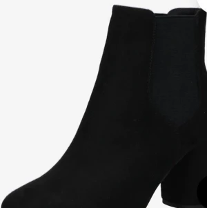 Klakarsko svart söker  0kr  - Söker ett par svarta klackar man skulle kunna byta 