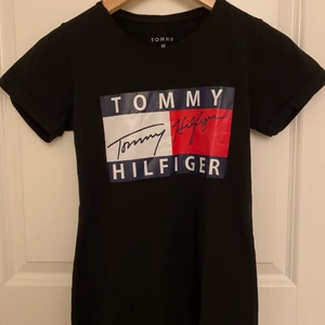 Tommy Hilfiger t-shirt - Tröja från Tommy Hilfiger i storlek M. Den är dock inte sann till storlek. Skulle säga att den sitter mer som en xs/s. Tröjan är i fint skick även fast den är använd ett antal gånger. Trycket spricker ej i tvätt. Pris kan diskuteras. Köparen står för frakten ☺️ frakten är spårbar