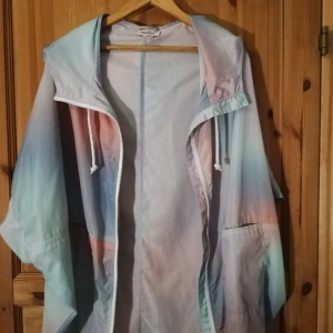 MONKI Jacka stl XS/S - Jackan är i bra skick. Den är kort ärmad och ganska tunn så passar bäst under sommaren. Är i storlek XS/S men passar även storlek M/L beroende på hur man vill att den ska sitta. 