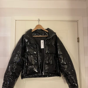 Pufferjacket Gina tricot - Säljer nu denna superpopulära puffer jackan köpt på Gina tricot då jag fick 2 likadana i julklapp. Jackan är alltså oandvänd och lappar finns kvar på jackan.💕 nypris på jackan är 699kr och budgivningen startar på 400kr