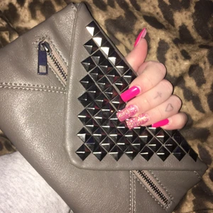 KUVERTVÄSKA - Supersnygg kuvertväska från Body Flirt. Inga defekter och använd vid 2 tillfällen. Perfekt för utekvällar💯