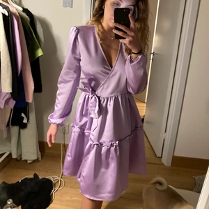 Pastel tie dress  - PastelLila volang klänning med omlott knytning. Sidenliknande material. Använd 1 gång strl xs