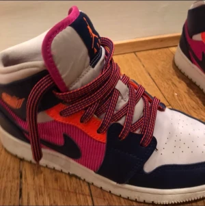 Jordan mid 1’s - Säljer mina jordans som jag nu har tröttnat på, därav kan sälja för generöst pris- pris kan diskuteras!😁😁😁 om du har mer frågor får du gärna skicka privat meddelande eller lägga en kommentar! 💘💘😌 kan eventuellt bjuda på frakt!