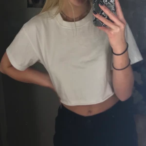 Tröja - Croppad tröja från bikbok, använd en gång❤️ köparen står för frakten