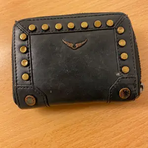 En svart fin plånbok från Zadig & Voltaire! Väldigt fin och köptes för nypris: 880kr