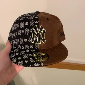 ✨Helt ny New Era keps✨ - Hej! Måste tyvärr sälja min helt nya New Era keps pga att jag fick hem fel storlek:(( Buda från 100 kr💓 Skriv privat för fler bilder