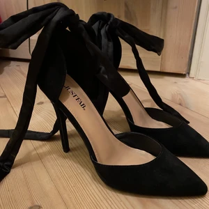 Nya klackar med knytning - 🍾Mocka imitation men silkesband 🍾kan knytas bak i hälen eller runt foten 🍾aldrig använda 🍾pumps 