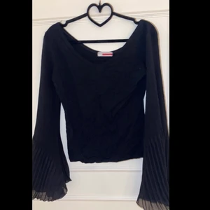 Tröja - Svart långärmad tröja med utsvängda armar