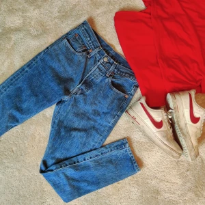 Levis Mom Jeans - skitsnygga och populära levis-jeans köpta på second hand! modellen är 501, så kallade mom jeans. de är raka i benen och högmidjade, i en väldigt fin färg. inga skador eller defekter alls, som nya.✨på sista bilden syns längden, jag är 161 cm lång och de går perfekt till anklarna. midjemåttet är ca 72 cm och innerbensmåttet ca 71 cm. sitter jättebra på mig som brukar ha S/34-36 i byxor. pris 100kr exkl frakt men går att diskuteras! <3