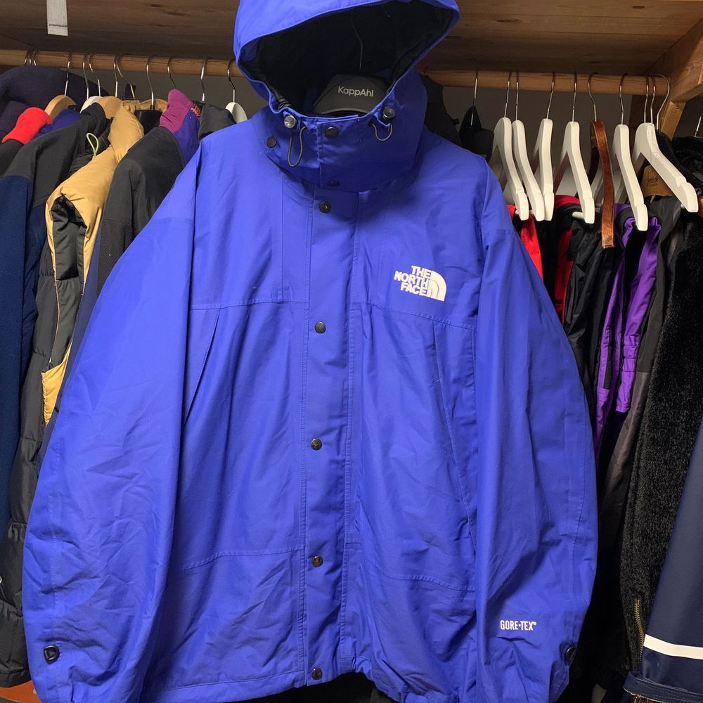 Topp använt skick på båda plagg. Båda jackan och fleecen storlek LARGE. Goretex Mountain Peak jacka och tillhörande windstopper fleece. Fleecen går att zip-in i jackan (3-in-1 jacka). Inga hål eller skavanker på varken jacka eller fleece. . Jackor.