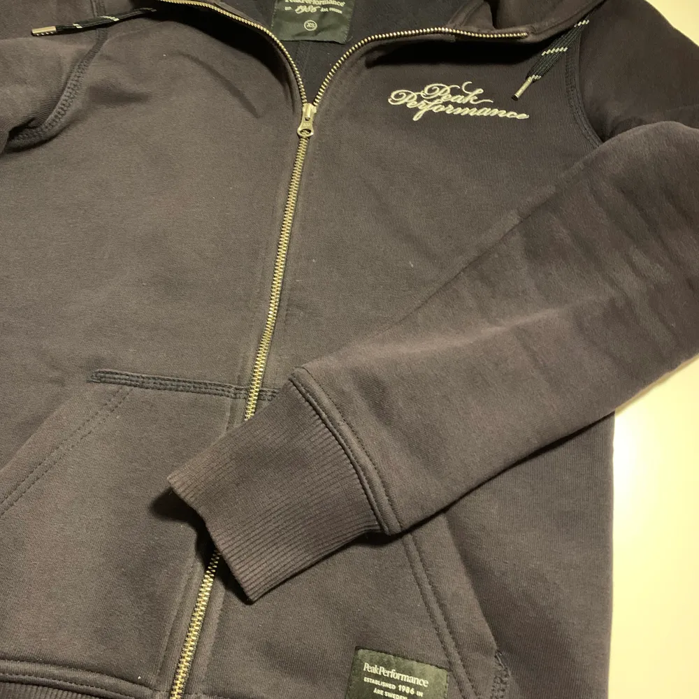 Mörkblå zip hoodie från Peak Performance i storlek XS. Använd fåtal gånger och är i nyskick. 249 kr + frakt. Hoodies.