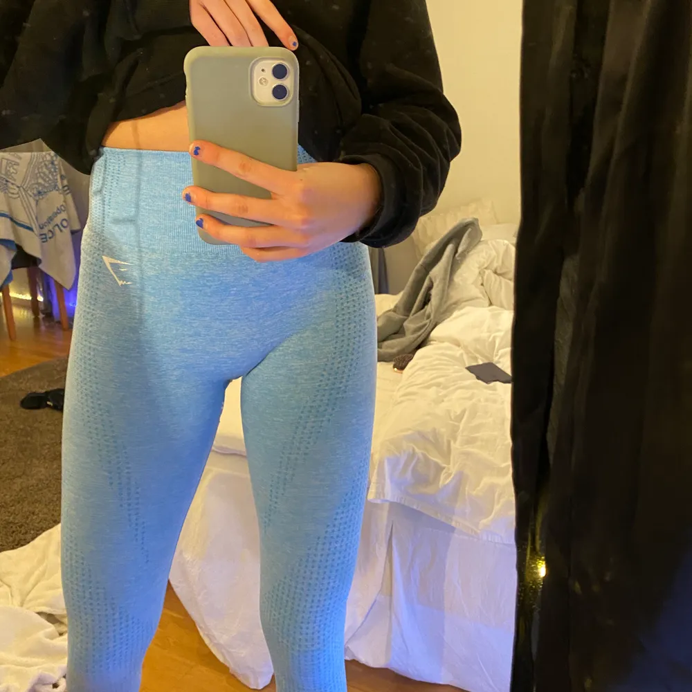 INTRESSEKOLL!!! Mina gymshark tights, använda 2 gånger och är i bra skick! Frakt tillkommer! Det var några som va intresserade så man får buda i kommentarerna från 240kr + frakt (44kr eller 66kr, köparen väljer) buda med mist 10kr +. Budgivningen slutar 14/1 13.00. Jeans & Byxor.