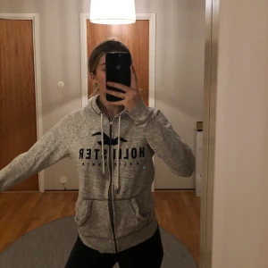 Hollister tjocktröja - Jätteskön och fin hollister hoodie med dragkedja. Mycket bra skick och kanppt använd. Frakt ingår i priset 